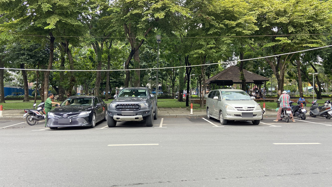 Hiện TPHCM c&oacute; 20 tuyến đường tổ chức thu ph&iacute; đỗ xe l&ograve;ng đường, trong h&igrave;nh l&agrave; đường L&ecirc; Lai, quận 1 &ndash; Ảnh: MH