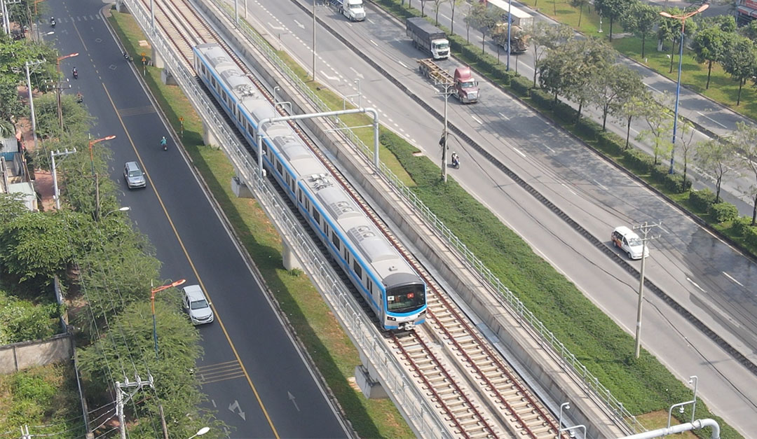 metro tr&ecirc;n đường ray. Ảnh: Minh Ho&agrave;ng