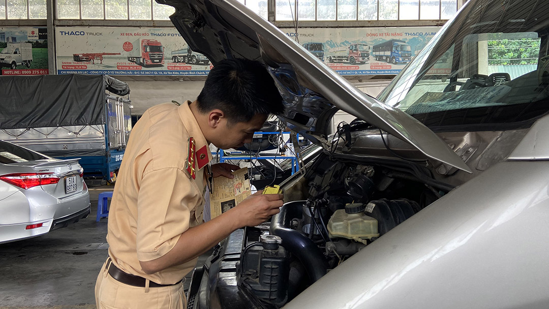 Những h&igrave;nh ảnh trong ng&agrave;y đầu cảnh s&aacute;t giao th&ocirc;ng hỗ trợ đăng kiểm xe. Ảnh Minh Ho&agrave;ng
