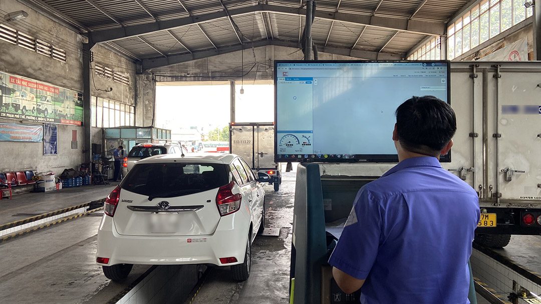 Những h&igrave;nh ảnh trong ng&agrave;y đầu cảnh s&aacute;t giao th&ocirc;ng hỗ trợ đăng kiểm xe. Ảnh Minh Ho&agrave;ng
