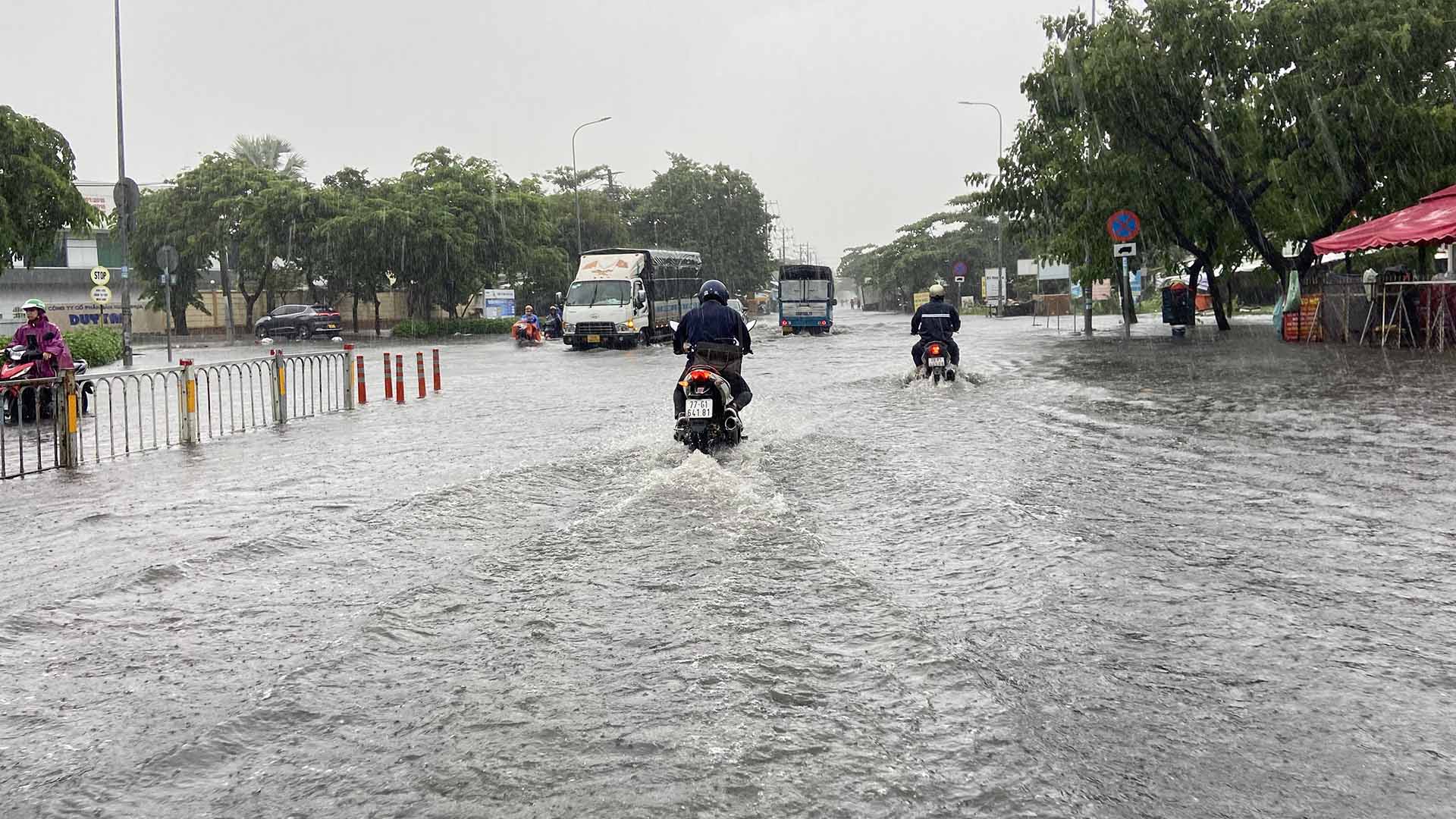 Đường Hồ Học L&atilde;m ngập s&acirc;u. Ảnh: Minh Ho&agrave;ng