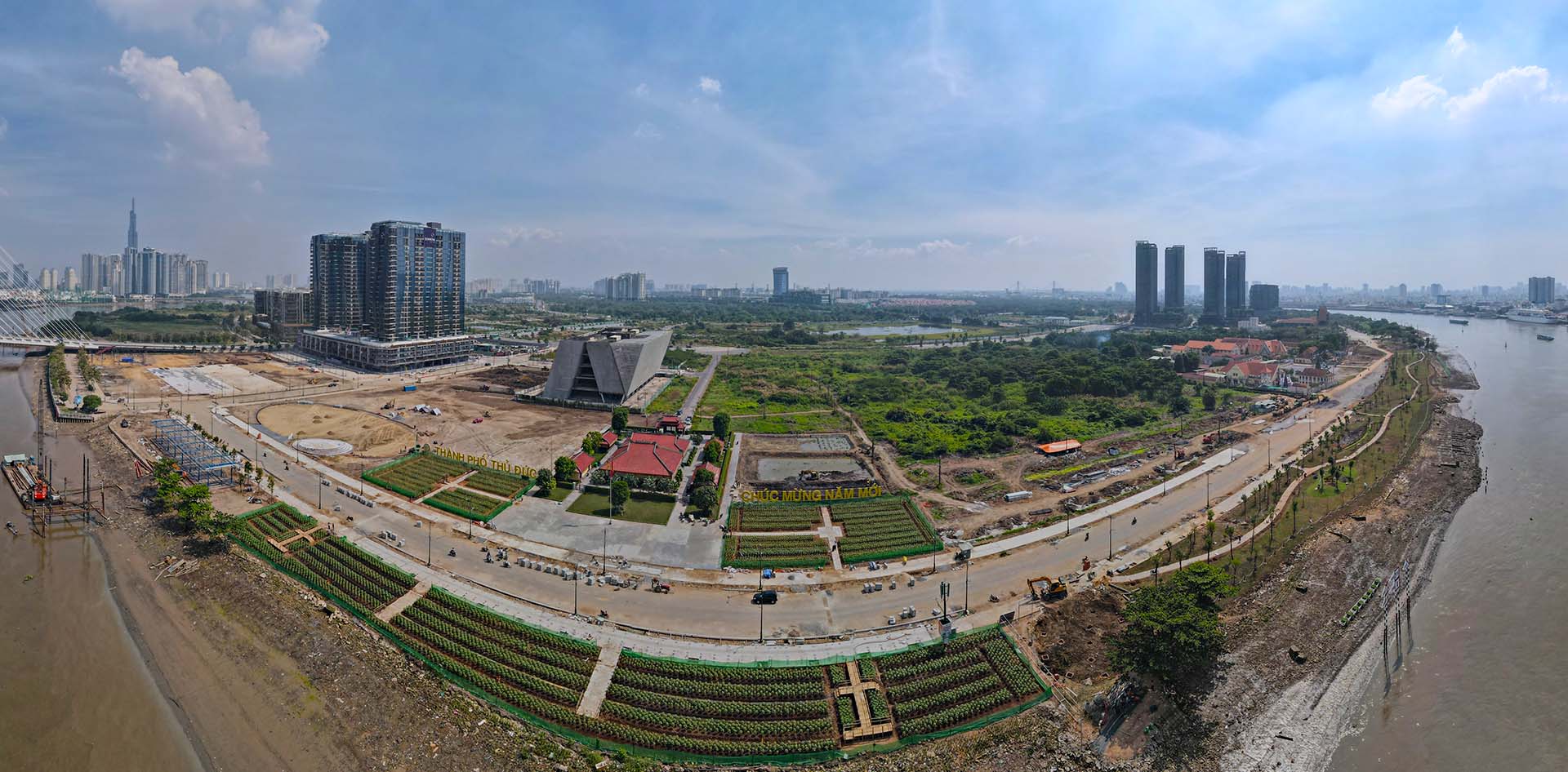 C&ocirc;ng vi&ecirc;n bờ s&ocirc;ng. Ảnh: Minh Ho&agrave;ng