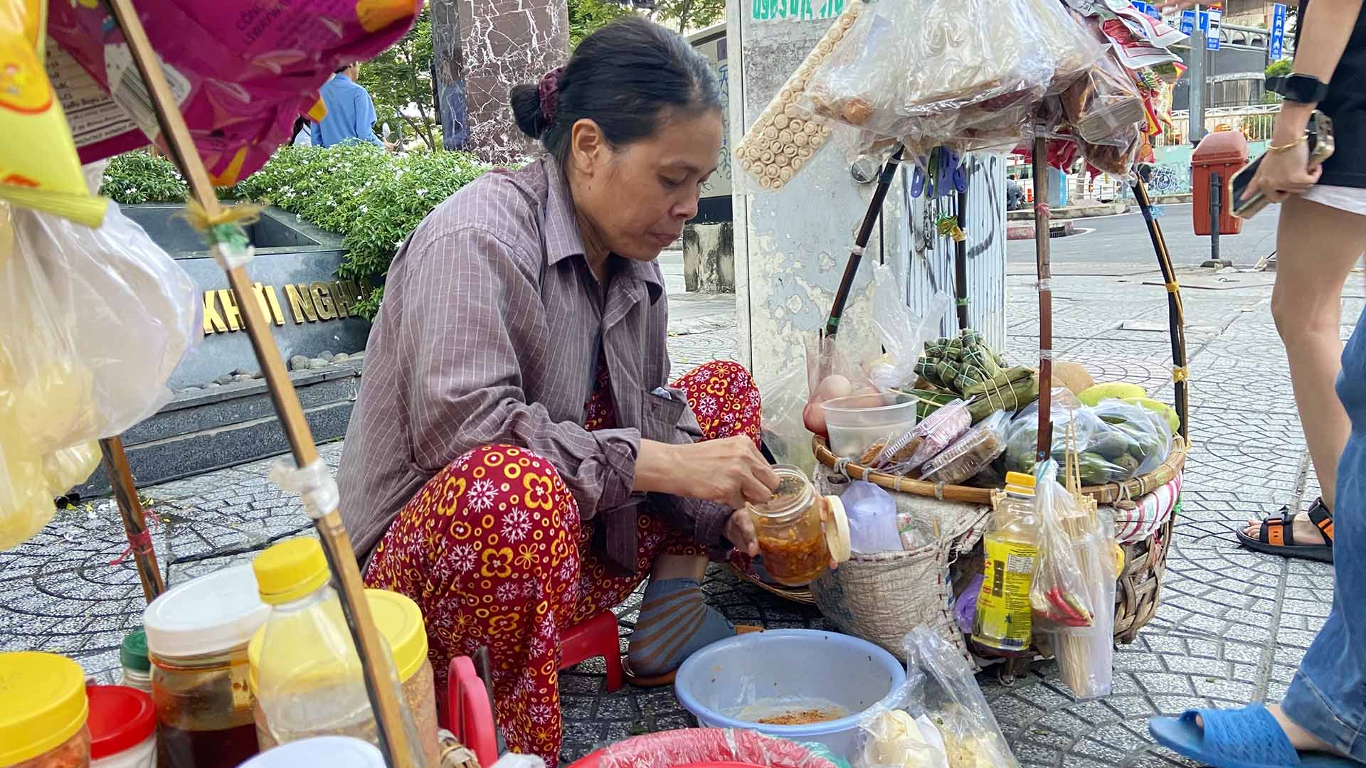Người bán hàng rong trên vỉa hè TPHCM. Ảnh: Minh Hoàng