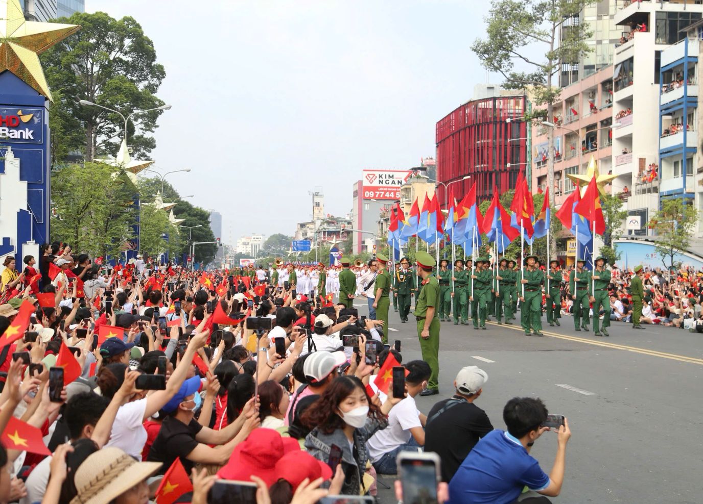 TPHCM rực rỡ trong ngày hội mừng 50 năm thống nhất đất nước