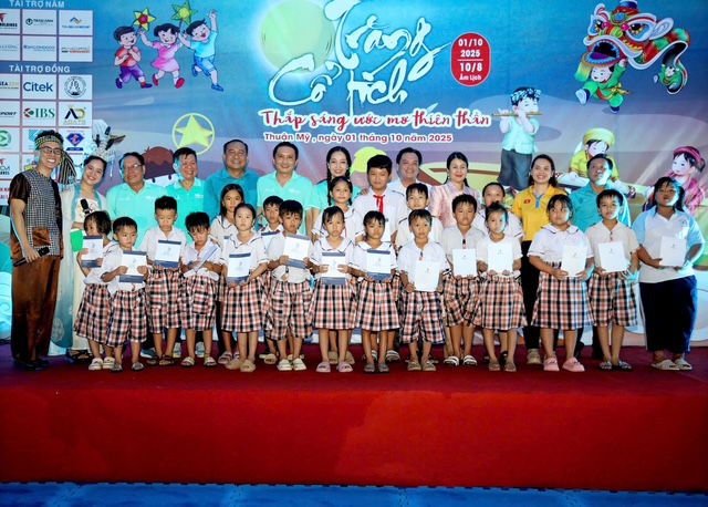 Đêm hội trăng rằm của hơn 1.000 học sinh xã Thuận Mỹ, Tây Ninh