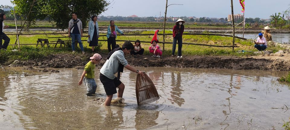 Ở một g&oacute;c kh&aacute;c, c&aacute;c du kh&aacute;ch h&agrave;o hứng tham gia bắt c&aacute; dưới b&ugrave;n.