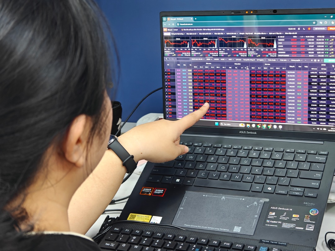 Cổ phiếu 'trụ' bị bán tháo, VN-Index chịu sức ép