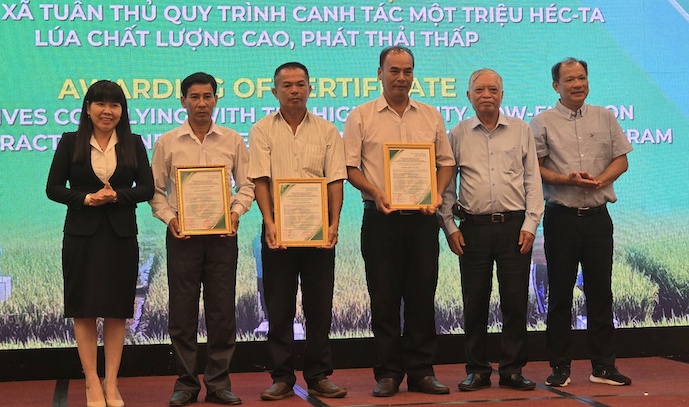Thêm 1.000 tấn gạo Việt xanh phát thải thấp giá trên 1.000 đô la sang châu Âu và Úc