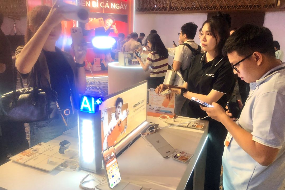 Cuộc đua AI lan sang phân khúc smartphone cận cao cấp
