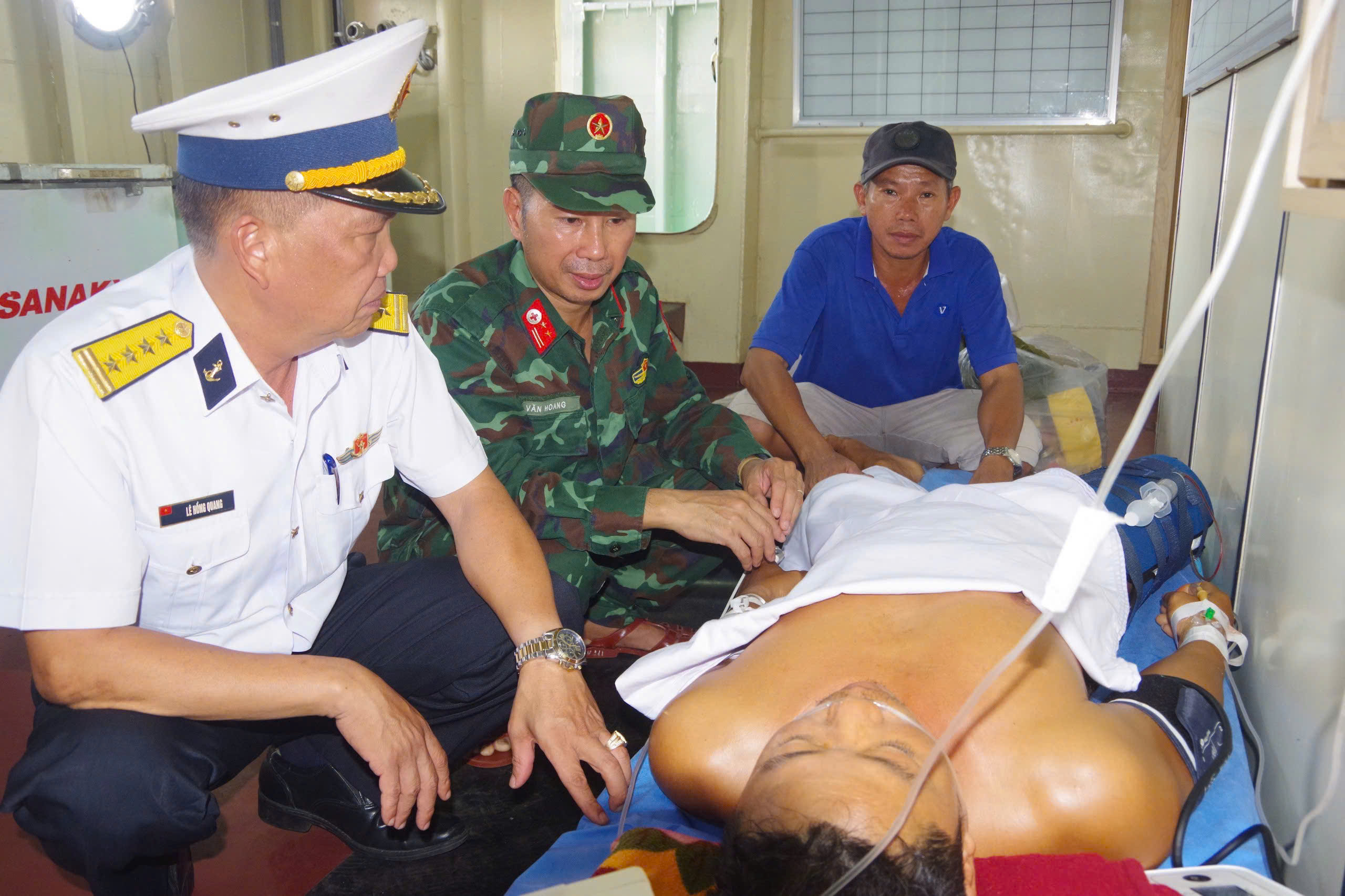 Vượt biển đưa ngư dân nguy kịch từ Trường Sa về đất liền