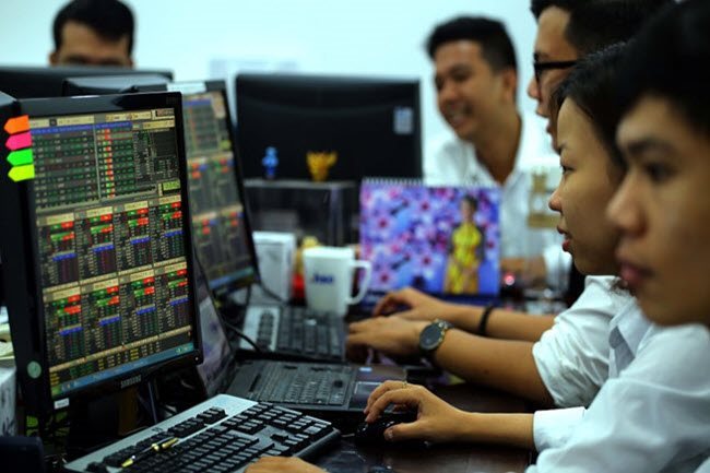 Shares reverse course to close higher