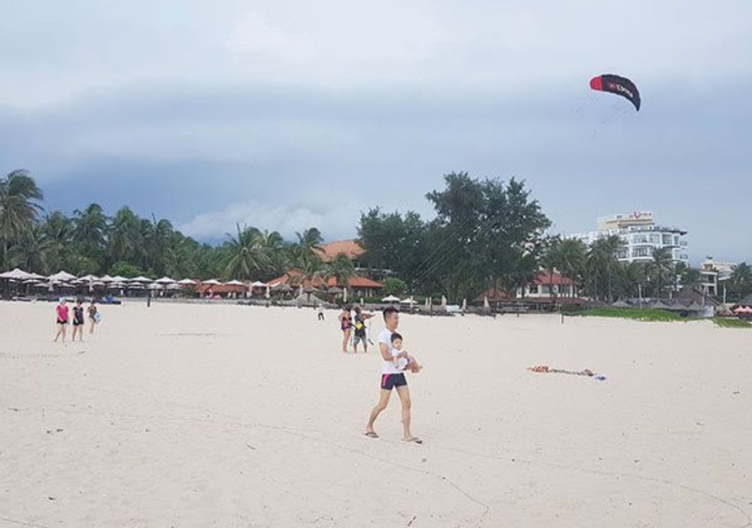 Tourists start to take holiday trips at end of social distancing