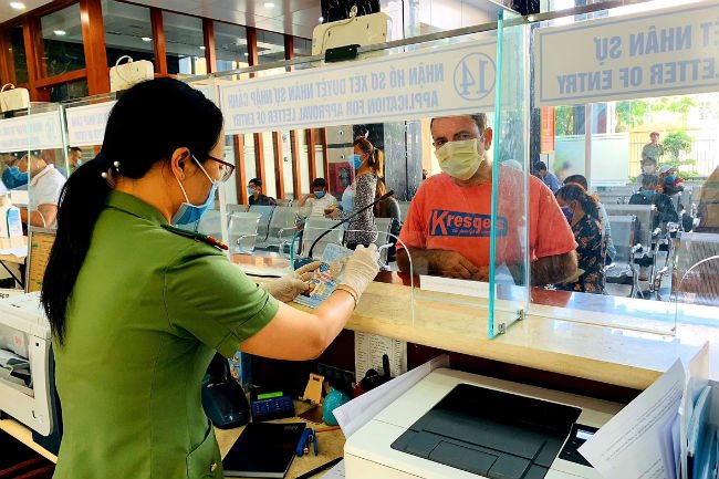 Coronavirus tests mandatory for all travelers at HCMC’s airport, train station