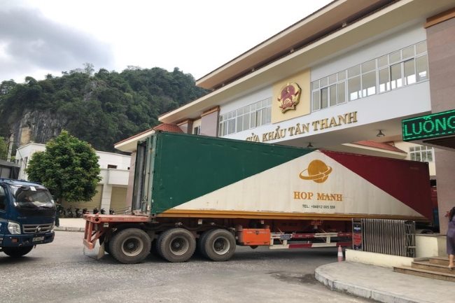 Lang Son wants to stop goods flow to border gate where trucks build up