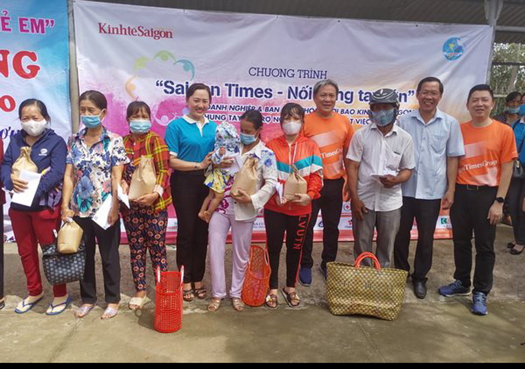 Saigon Times gives relief to 225 poor people in Ben Tre