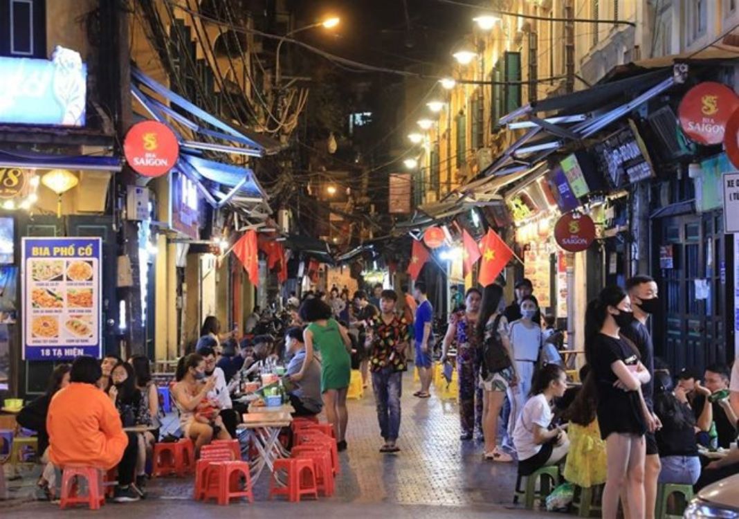 Hanoi orders street food stalls to strictly follow Covid-19 prevention measures