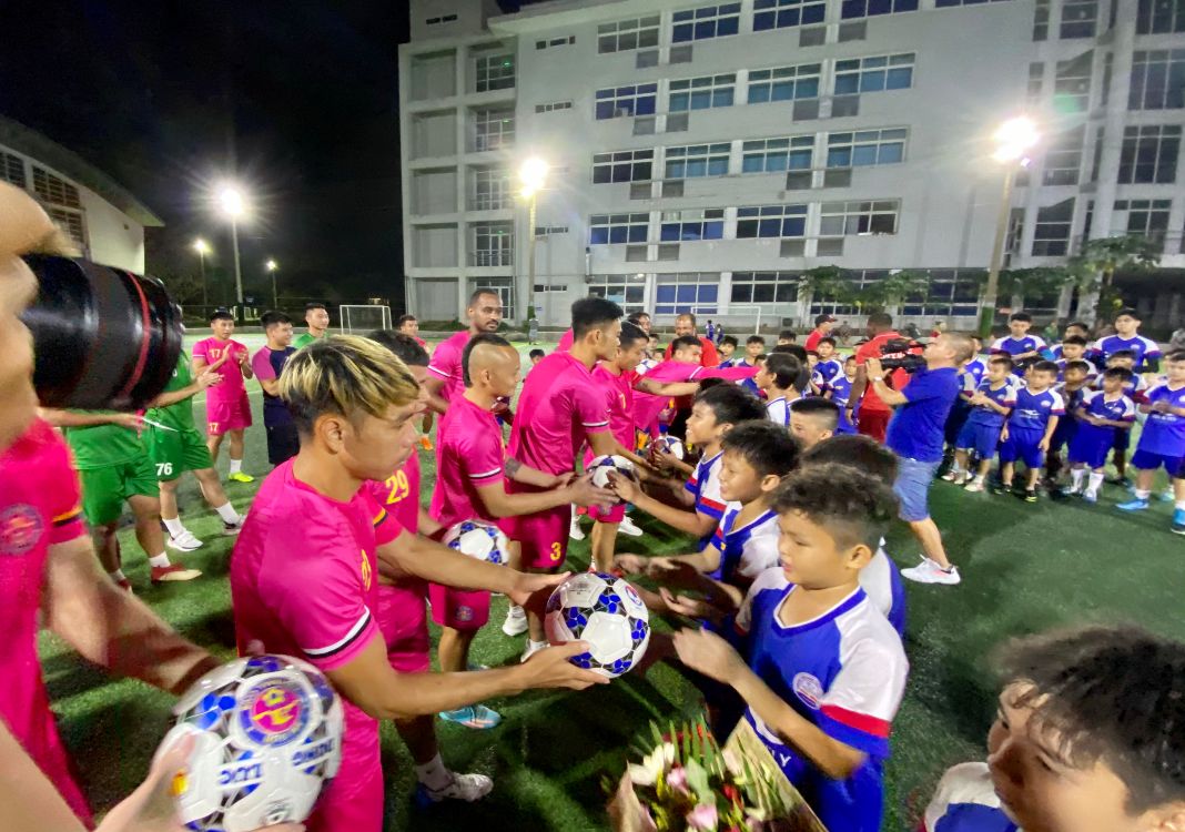 Luu Ngoc Hung stable meet with Saigon FC players