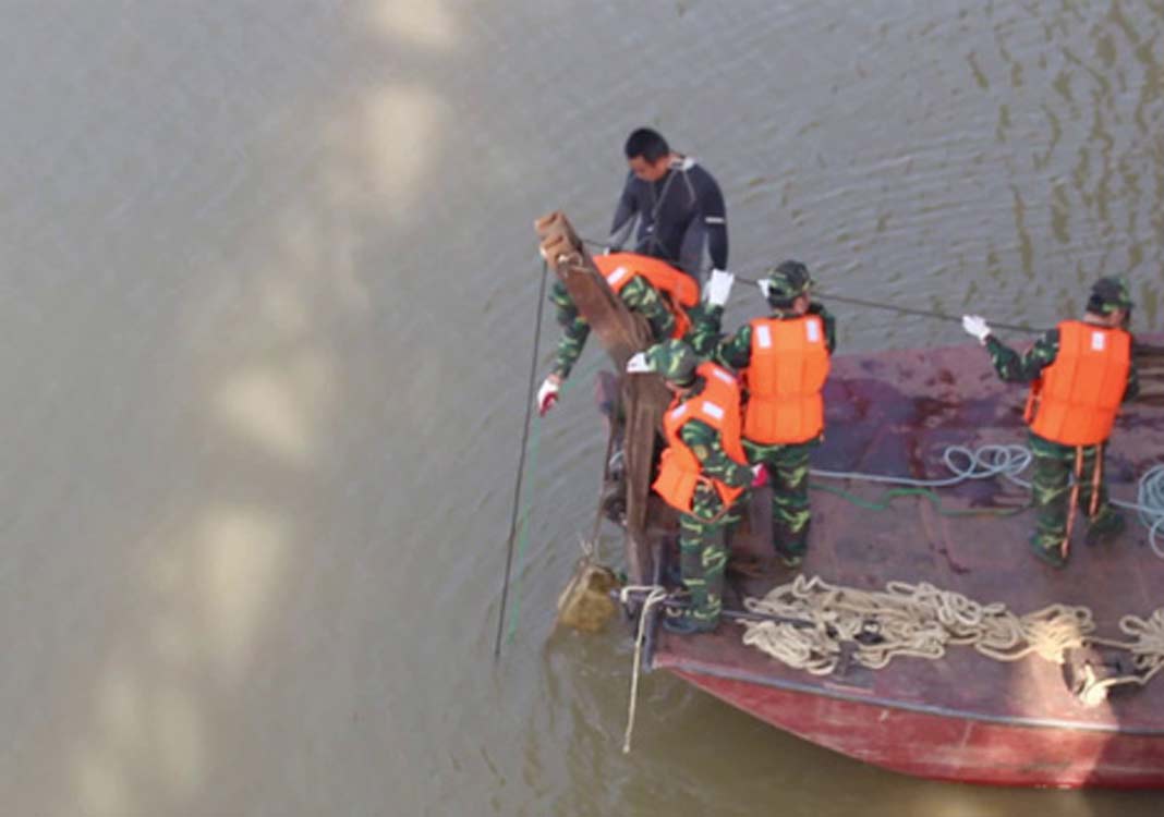Ships banned from travelling on Red River section due to bomb
