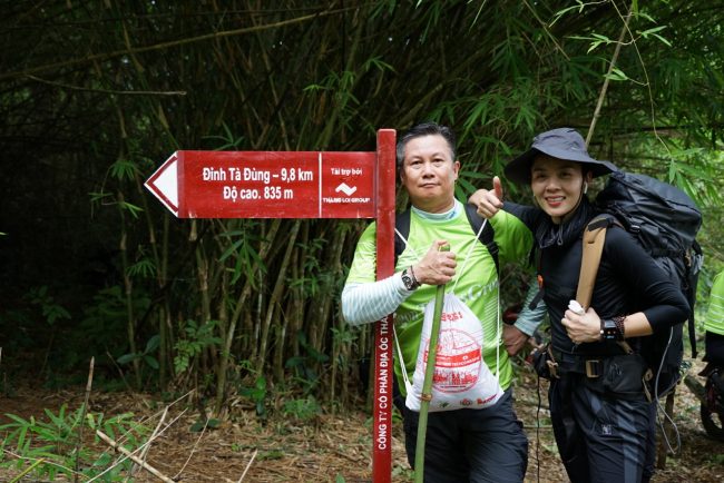 Saigon Times hands over signposts to Ta Dung National Park