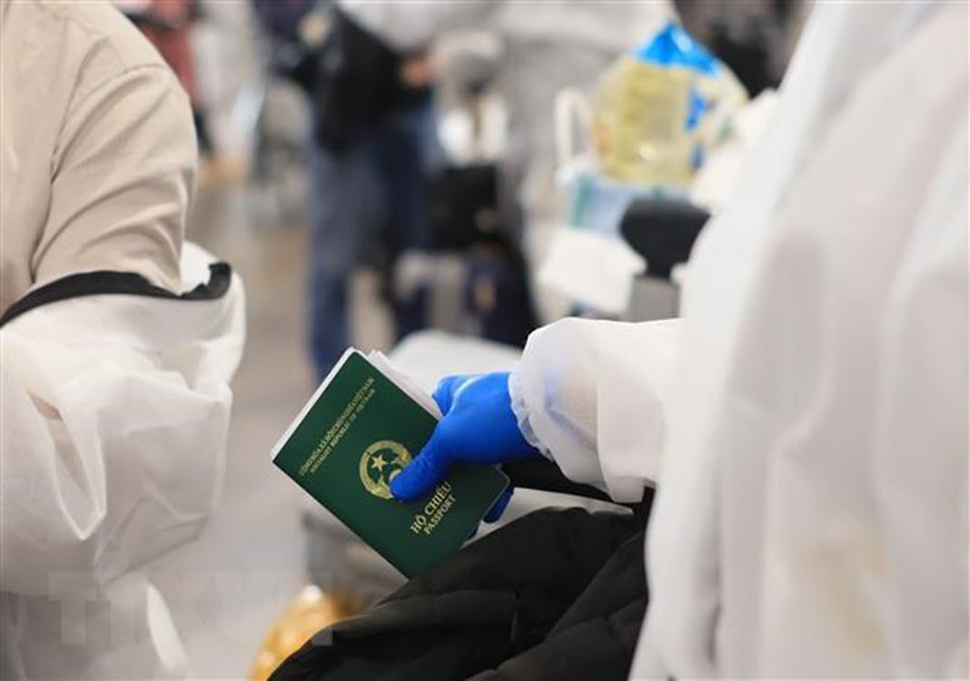 Over 340 Vietnamese nationals arrive home from United States
