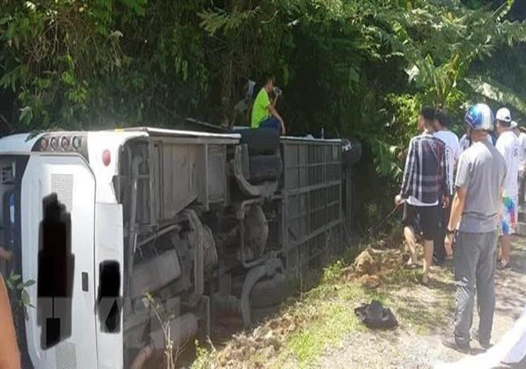 At least nine killed as coach overturns in Quang Binh