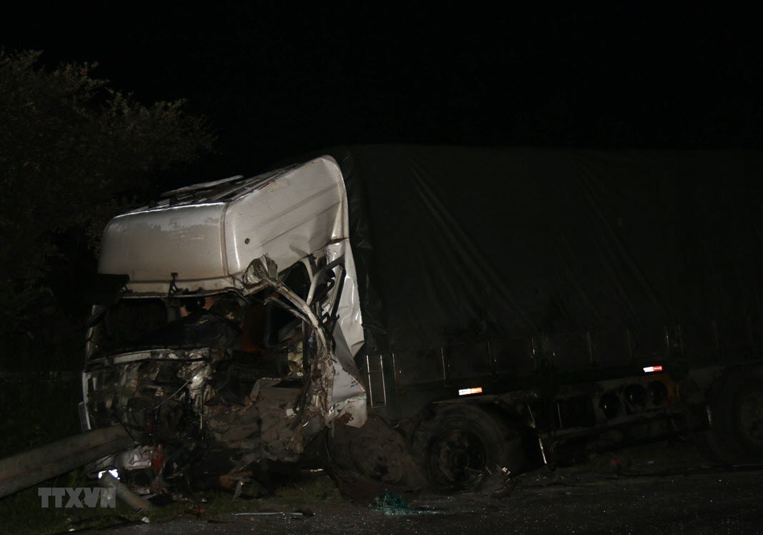 Eight dead, seven injured in head-on collision in Binh Thuan