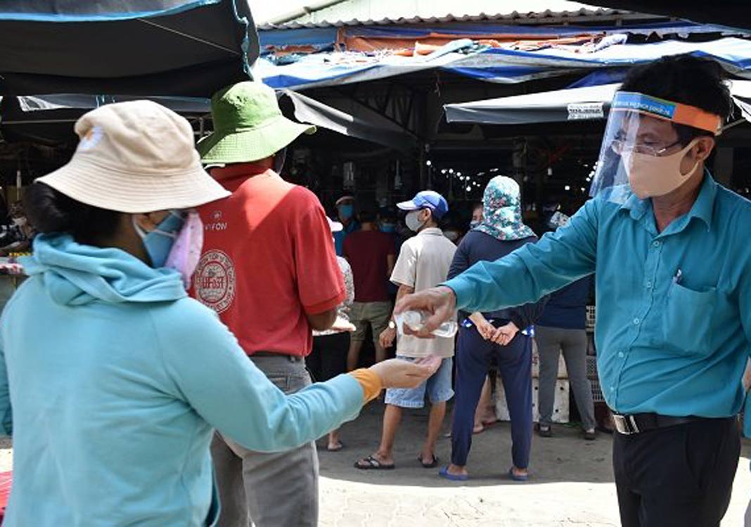 Danang fines 400 people for social distancing violations