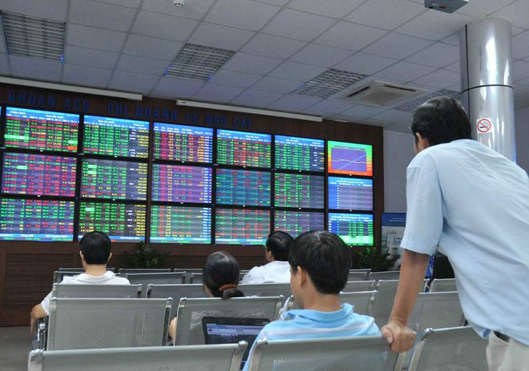 VN-Index dips under profit-taking pressure