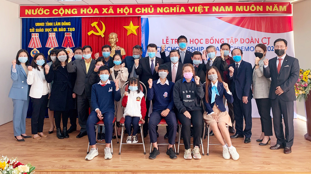 CJ Group grants scholarships to poor students of Central Highlands