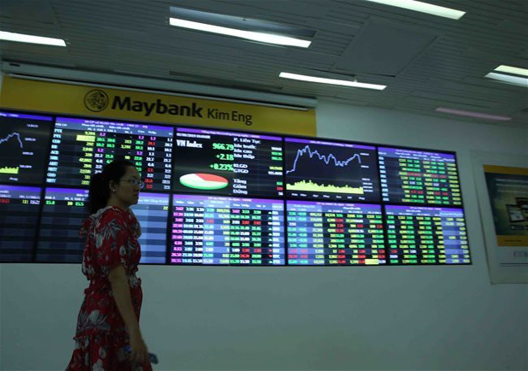 Panic selling weighs on stock market