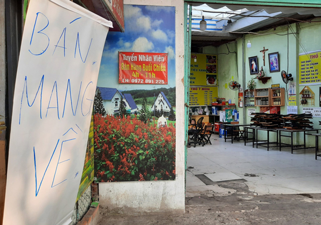 Sidewalk food stalls in HCMC banned from offering on-site services