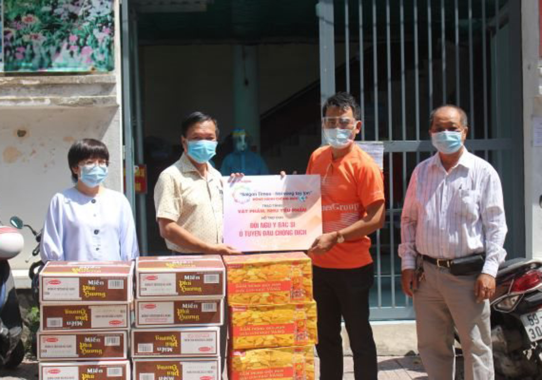 Saigon Times-Great Circle program presents gifts to medical workers in District 5