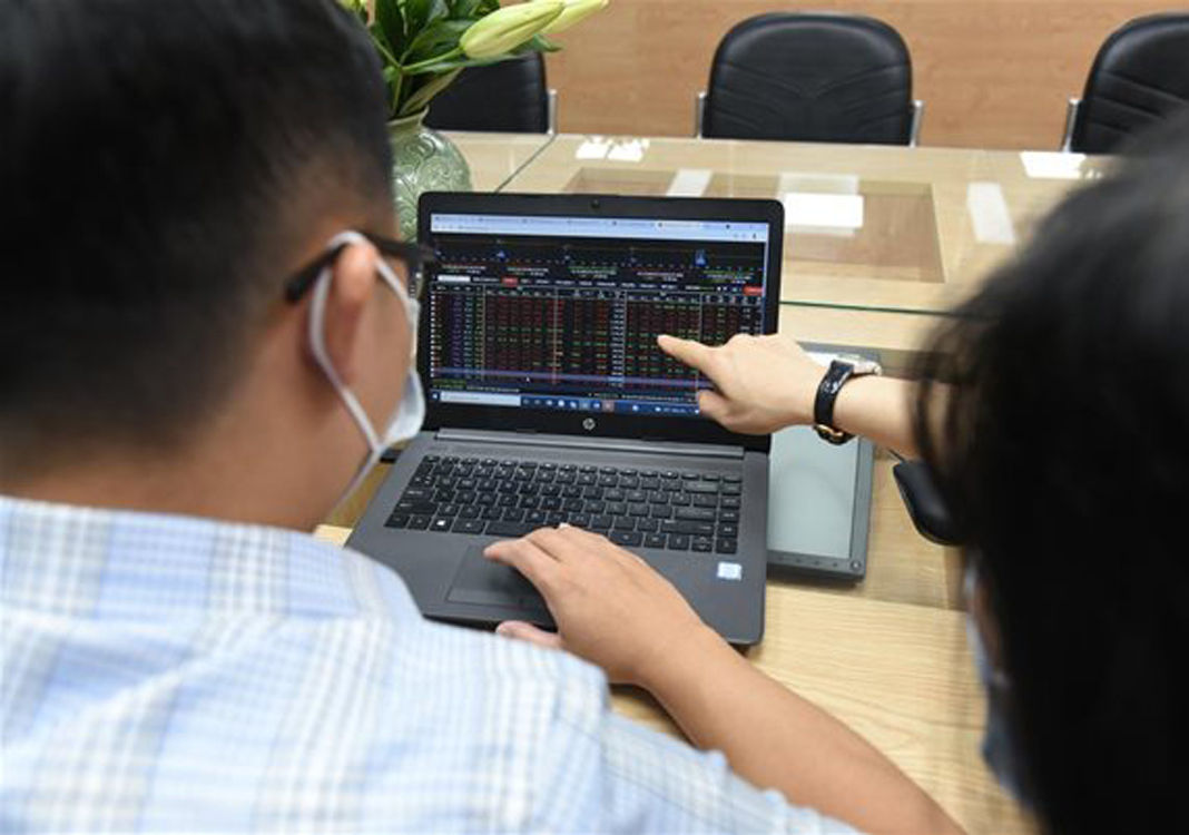Bottom fishing saves market from steep fall
