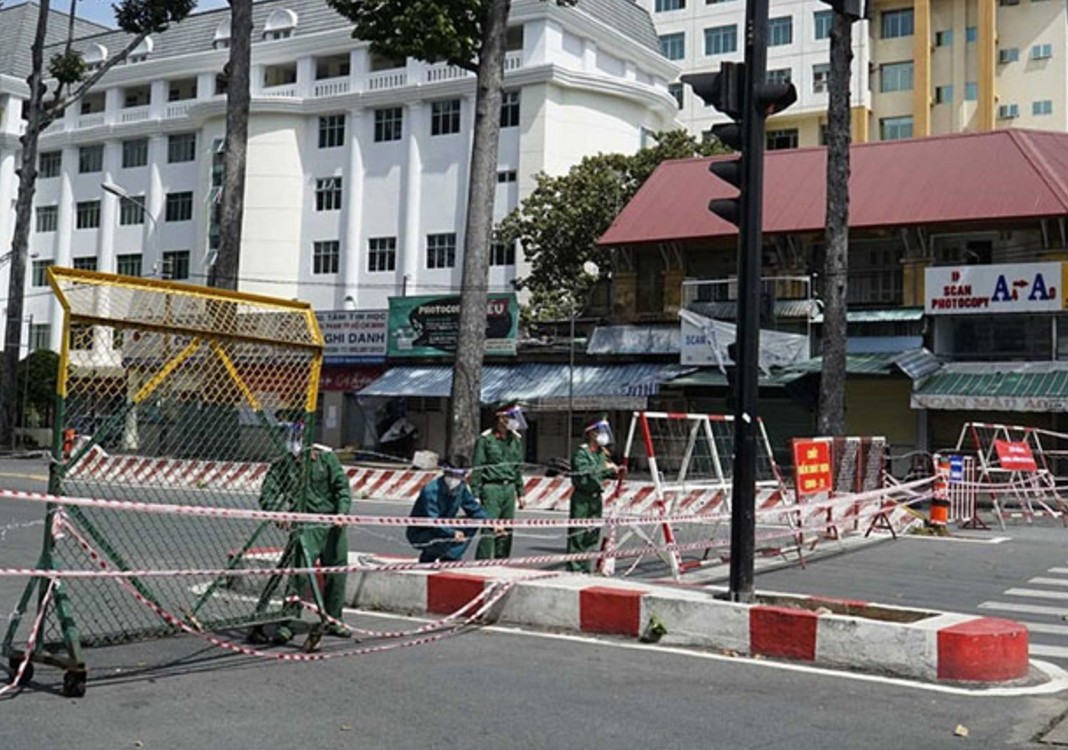 HCMC strictly monitors activities on first day of extra stay-at-home order