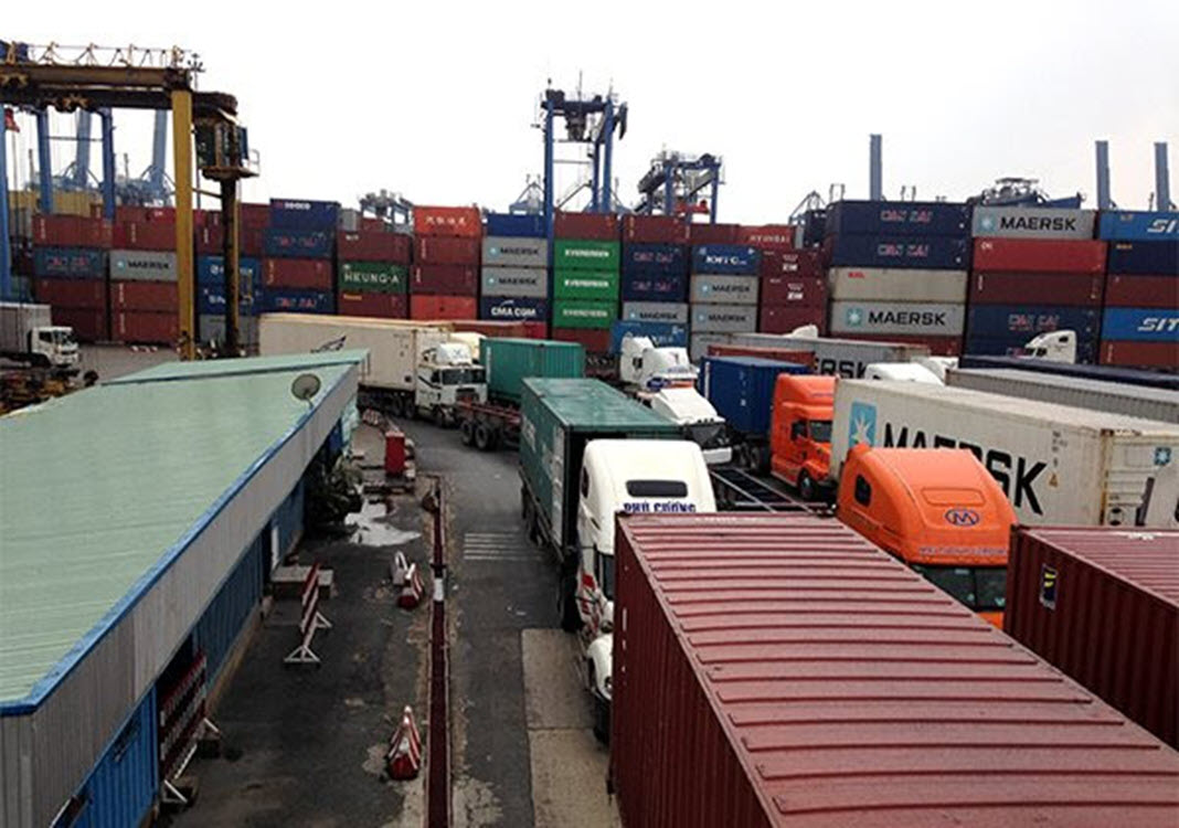 Overloaded Cat Lai Port to suspend receiving goods