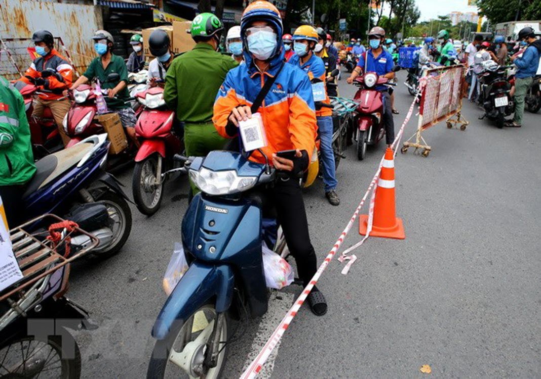 Delivery drivers in HCMC’s Covid high-risk areas allowed to resume operations starting today
