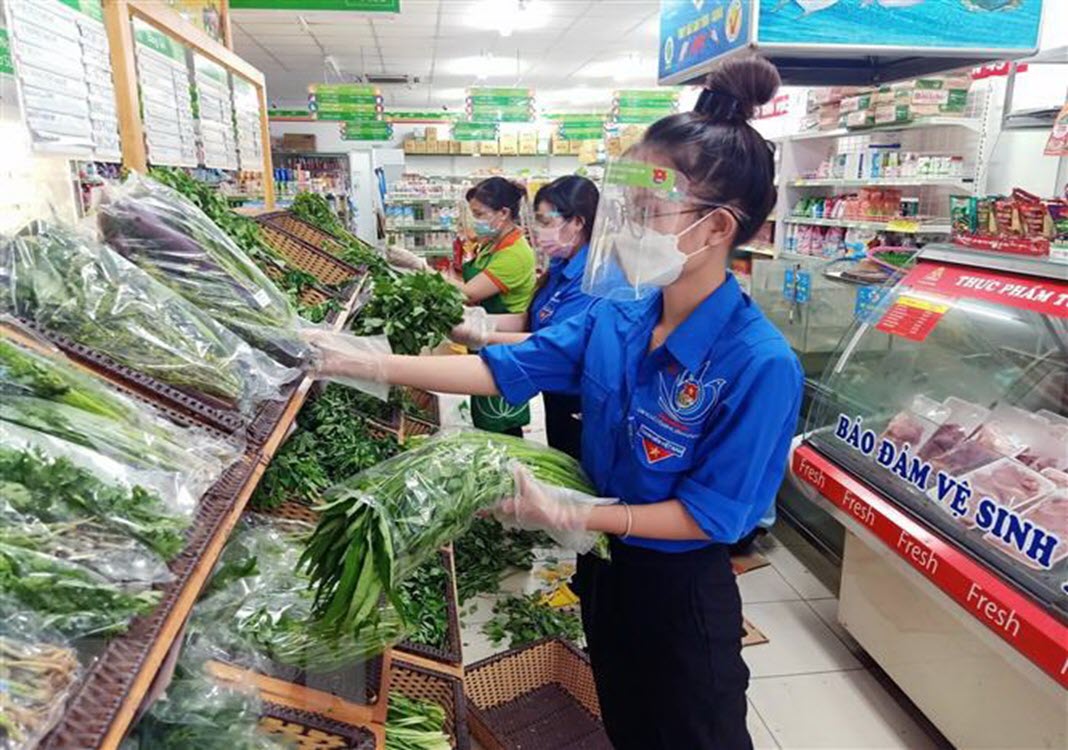 HCMC suggested to pilot supplying food combos to residents during social distancing