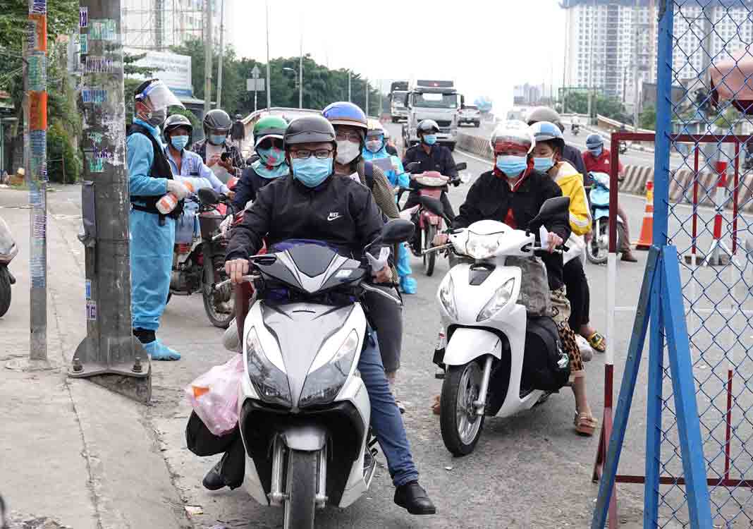 Four neighboring localities back HCMC’s plan on travel of laborers