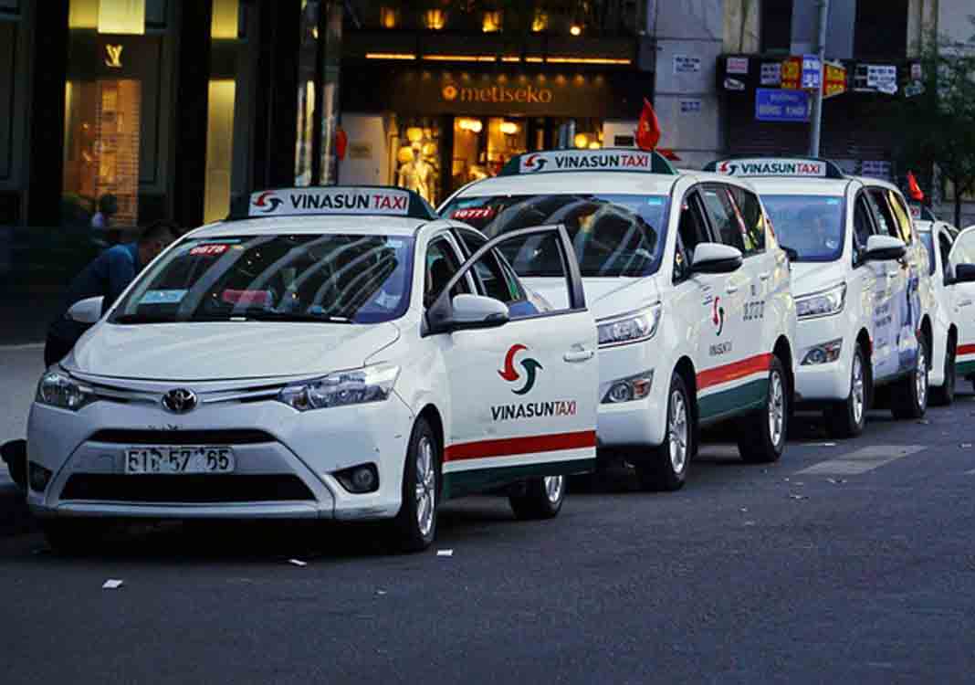 HCMC to resume buses, taxis, tech-based cars from Oct 5