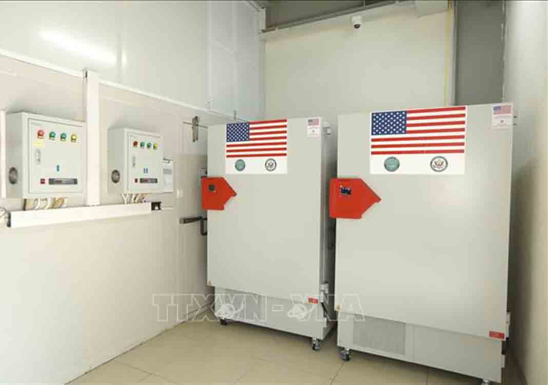 US hands over 77 ultra-low temperature freezers to Vietnam