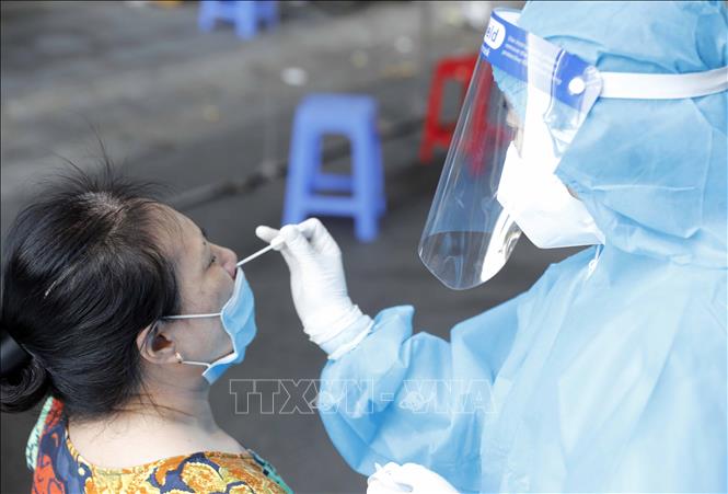 Hanoi, HCMC asked to report violations in collection of Covid testing fees before Oct 18