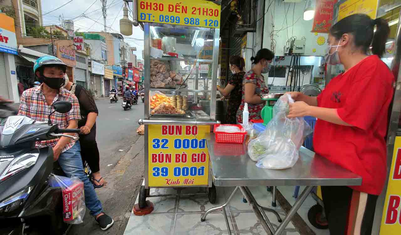 HCMC restaurants to shut before 9 p.m. when dine-in services reopen
