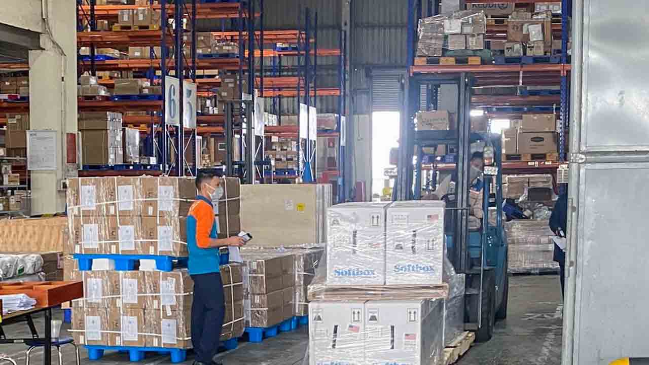 Over 2 million Pfizer doses presented by US arrive in Vietnam