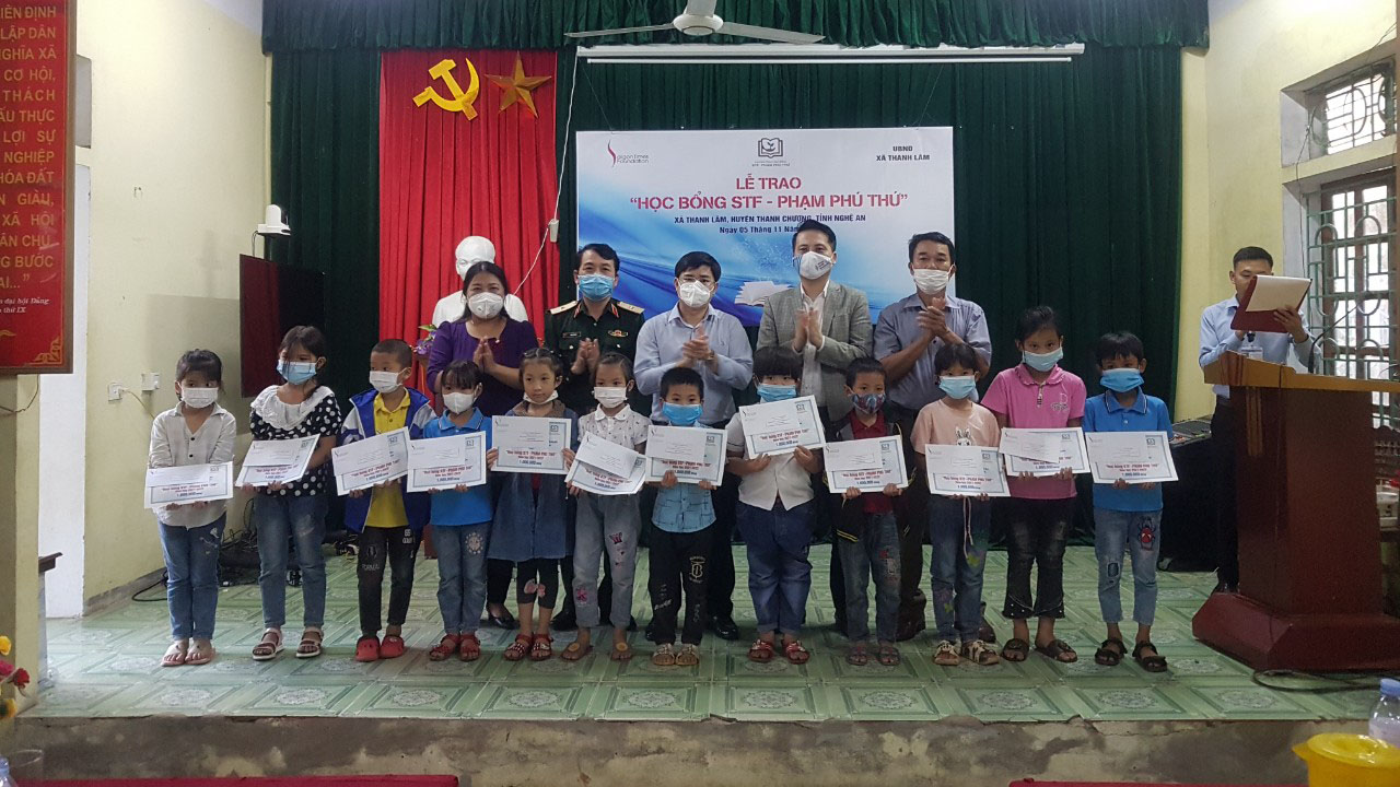 STF grants 50 scholarships to poor students in Nghe An