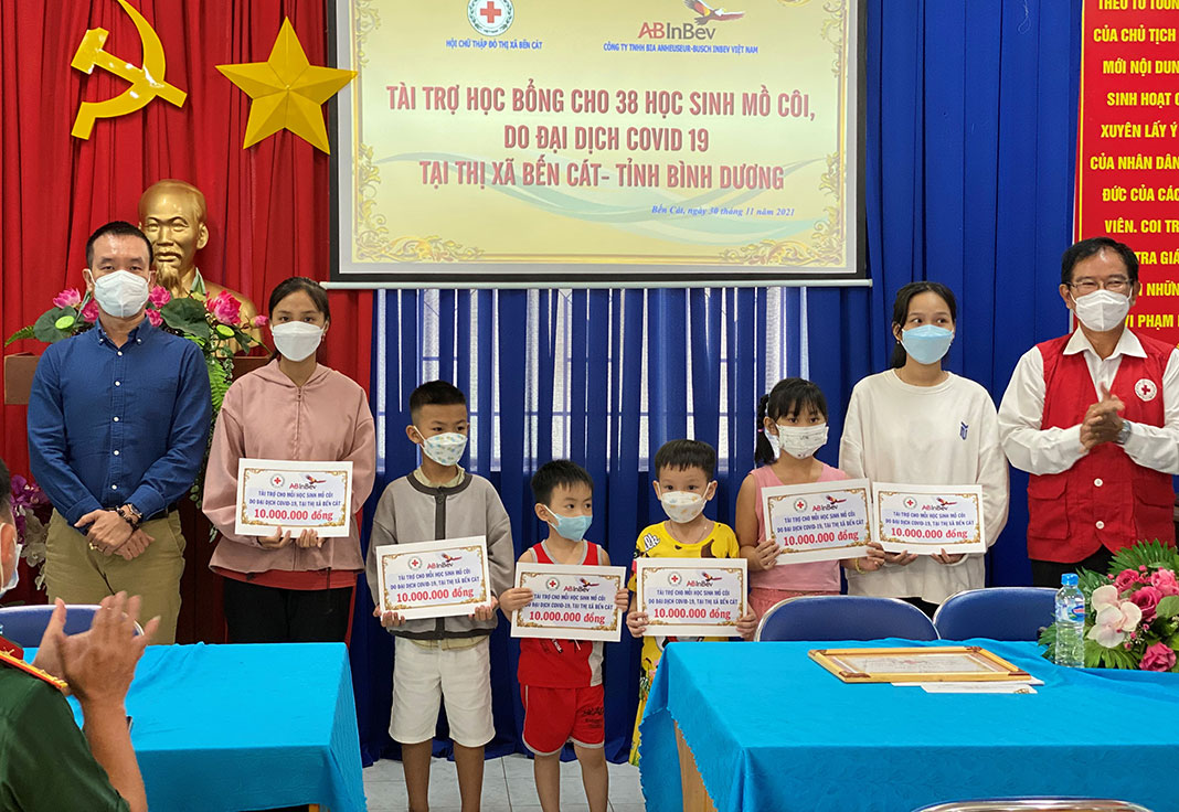 AB InBev Vietnam presents scholarships to children orphaned by Covid