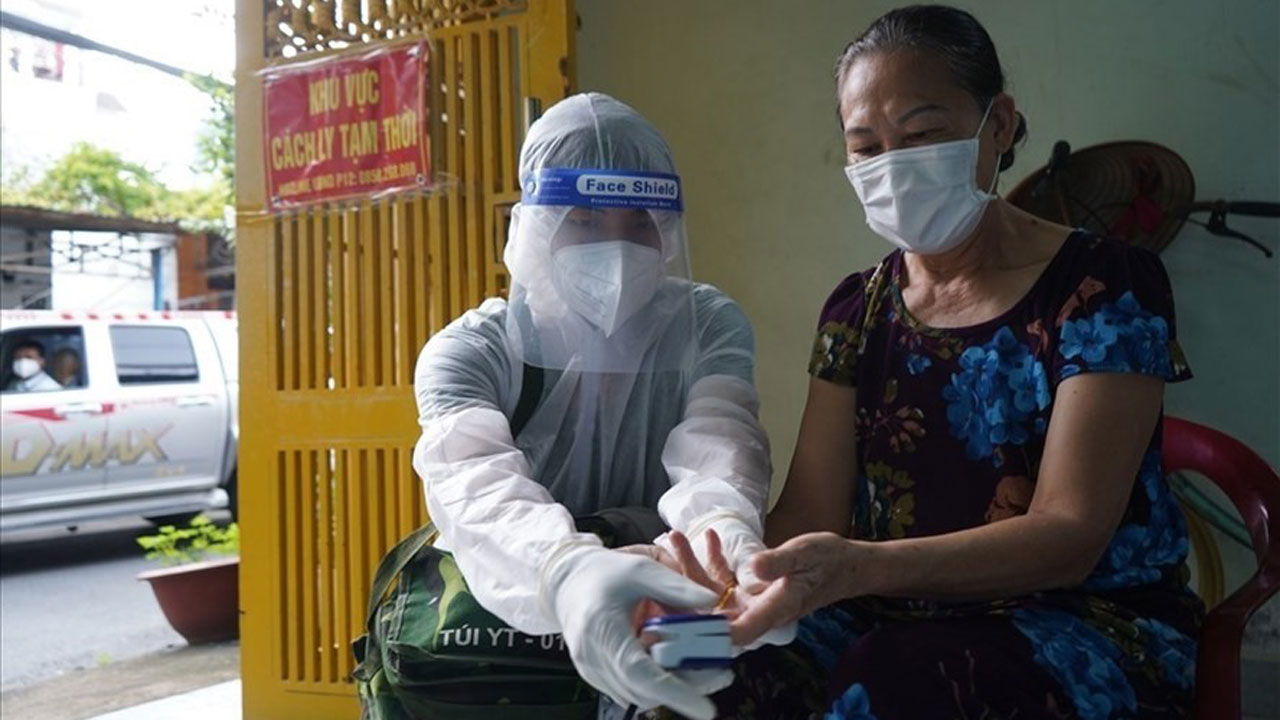 HCMC proposes private hospitals provide home care services for Covid patients