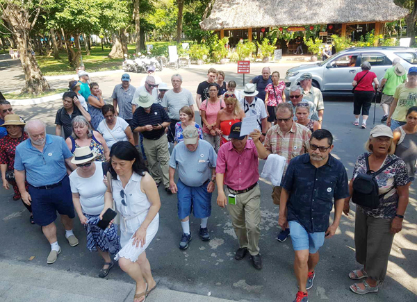 Experts propose fully reopening borders before April 30
