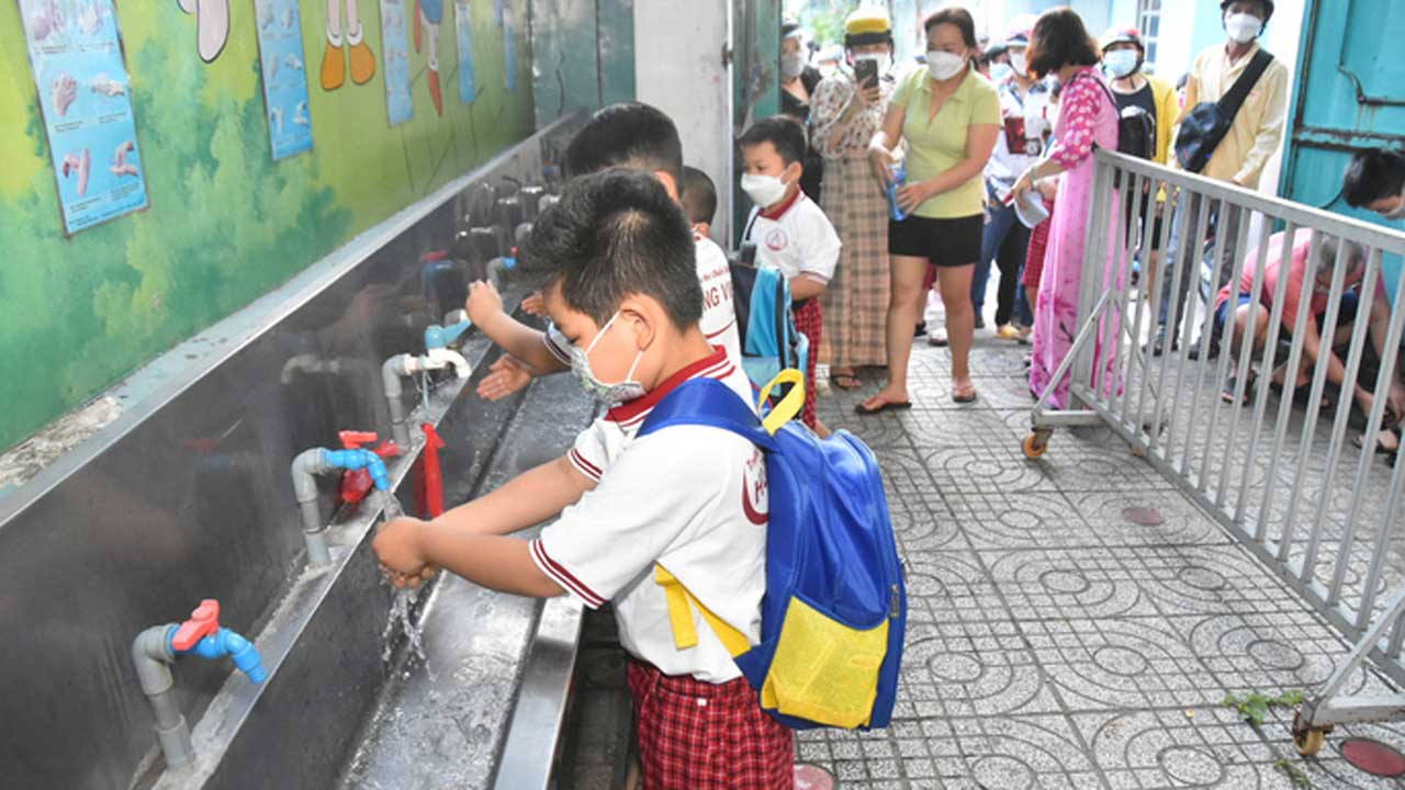 Over one million students in HCMC return to schools