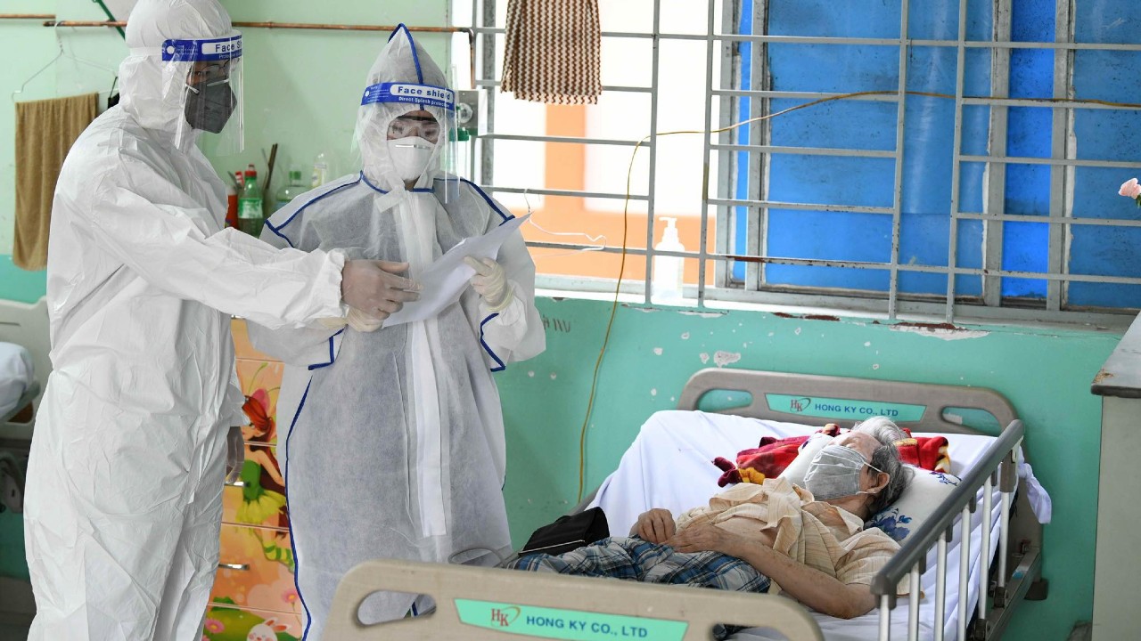HCMC tightens anti-pandemic measures as Omicron dominates