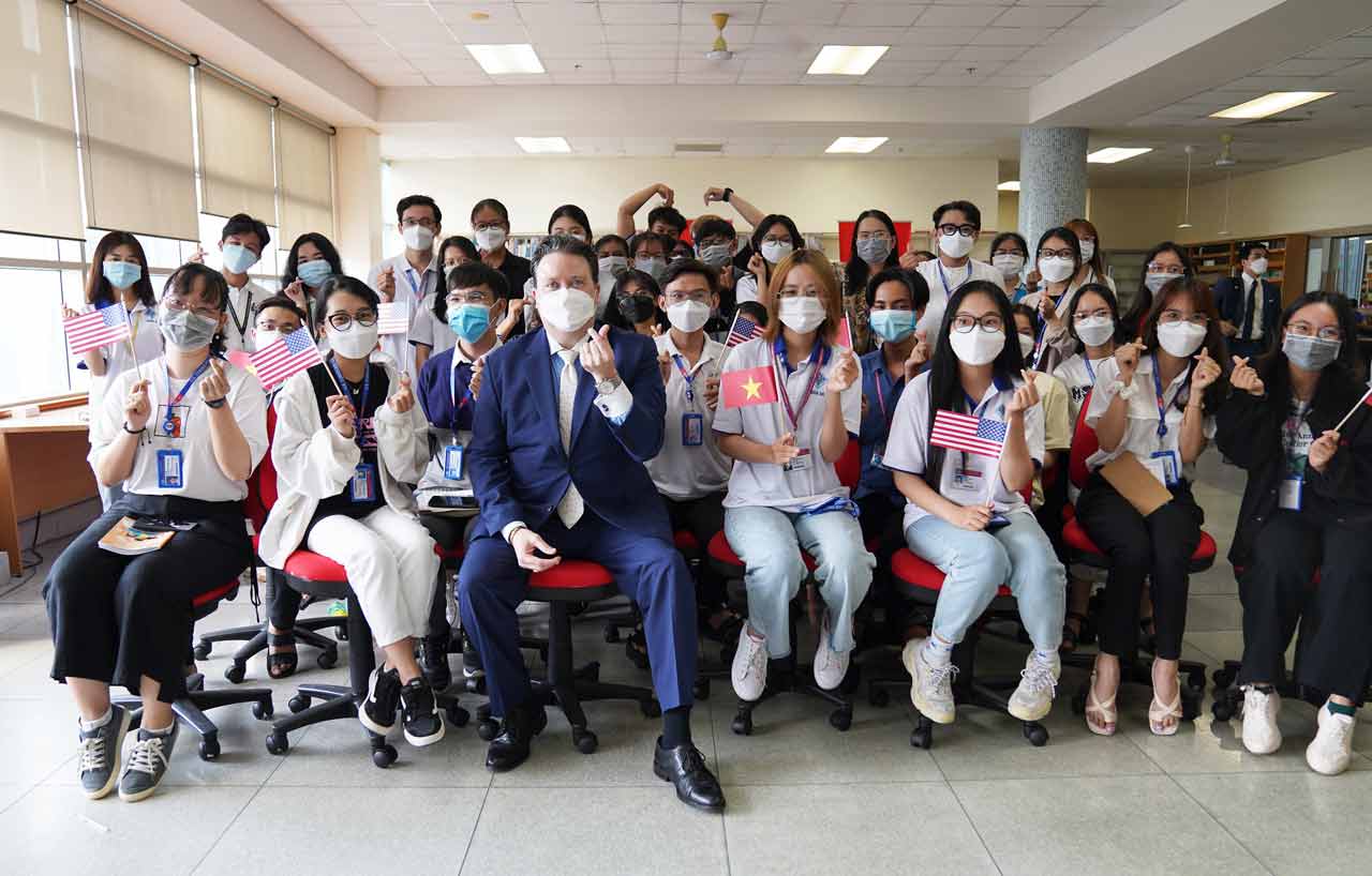 U.S ambassador makes first official visit to Can Tho